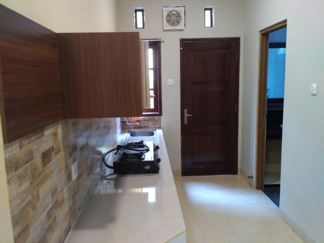 Fridge, stovetop, coffee/tea maker, electric kettle