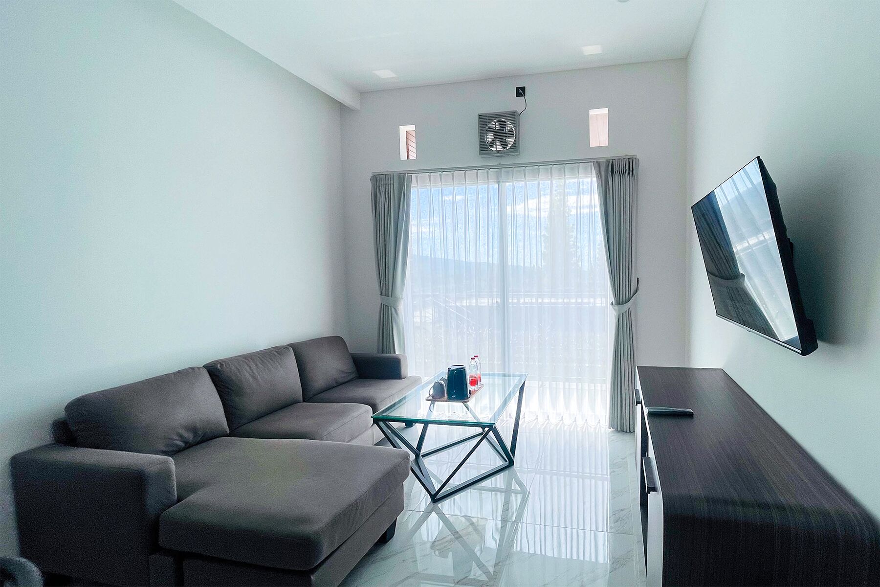 Suite Room | Living room | 32-inch TV with digital channels