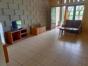 TV - Alfa Resort Hotel and Conference (Cisarua)