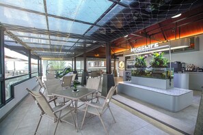 Coffee shop - Alfa Jivana Resort  (Cisarua)