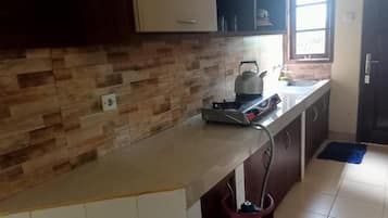 Fridge, stovetop, coffee/tea maker, electric kettle