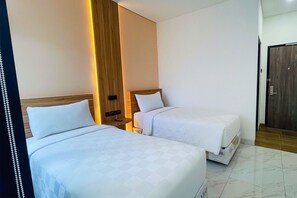 Studio Twin | Desk, free WiFi, bed sheets - Alfa Jivana Resort  (Cisarua)