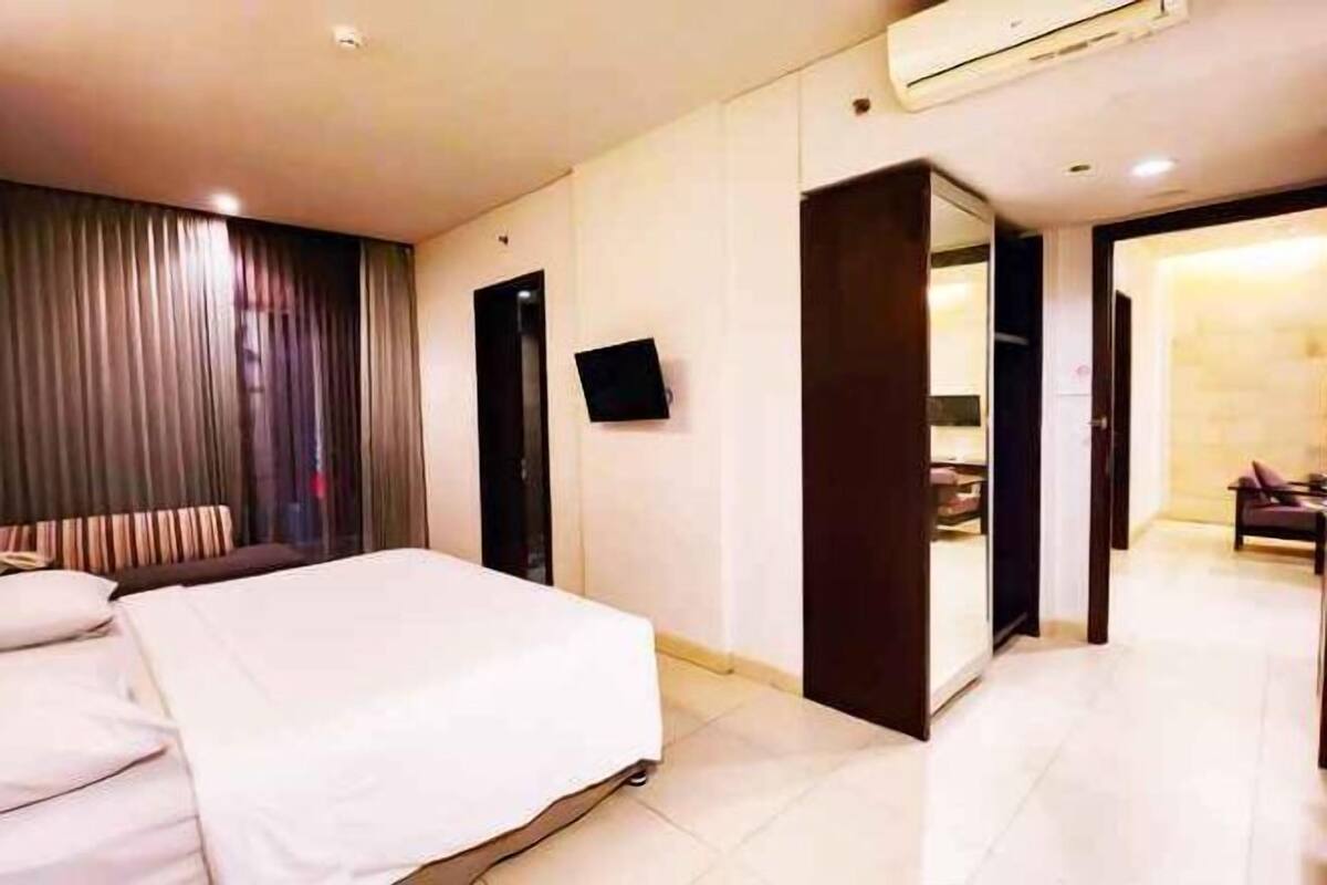 Pengeskab på værelset, skrivebord, lydisolering, strygejern/strygebræt