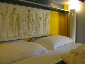 Hochwertige Bettwaren, Daunenbettdecken, Pillowtop-Betten, Minibar