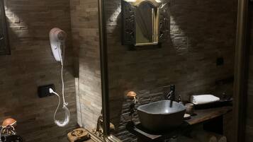 Suite Supérieure | Salle de bain | Douche, articles de toilette gratuits, sèche-cheveux