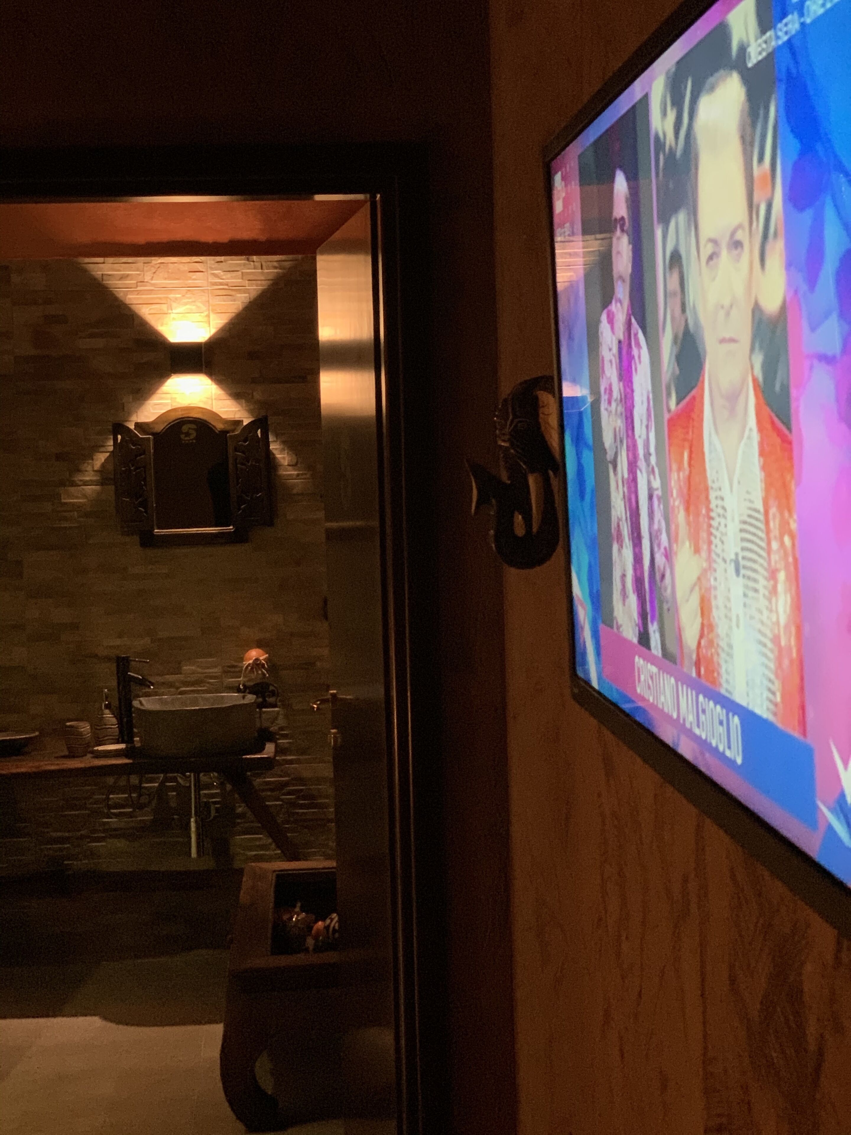 Un televisor que muestra un programa de noticias, con un logotipo y texto visibles.