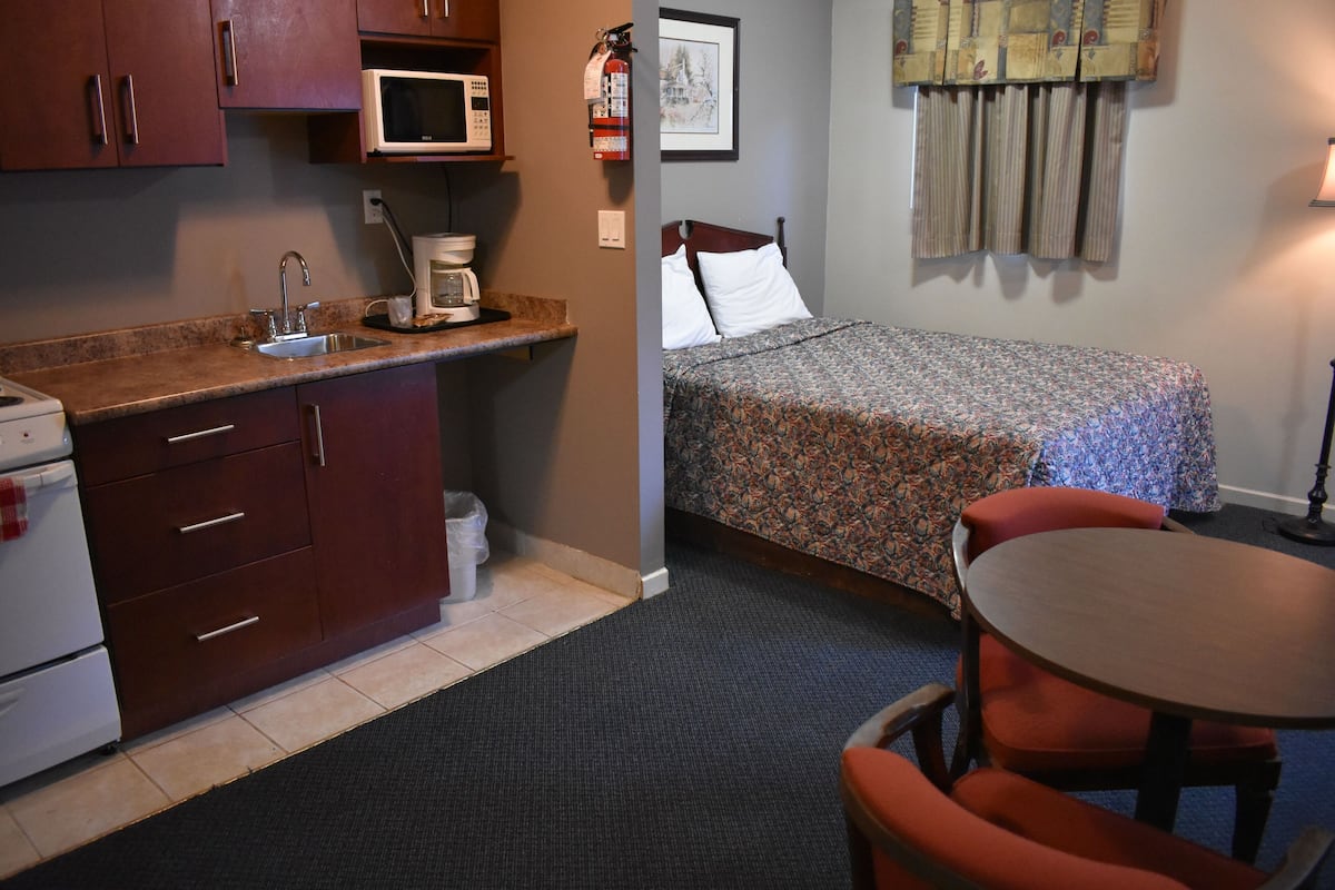Standard Room, 2 Queen Beds, Kitchenette | Private kitchen