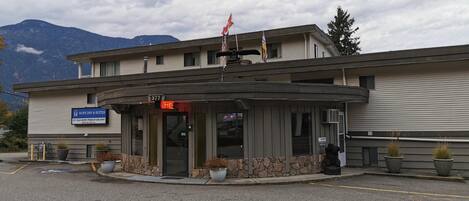 المنشأة من الخارج