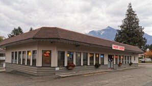 A single-story building with a sign reading "HOPE SUSHI" on the front. - Hope Inn and Suites (Hope)