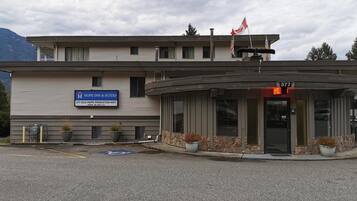 Un hotel llamado "HOPE INN & SUITES" con un cartel que indica su dirección.