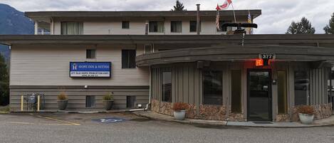 Un hotel llamado "HOPE INN & SUITES" con un cartel que indica su dirección.