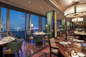 2 restaurants, breakfast, lunch, dinner served; international cuisine - The Azure Qiantang, a Luxury Collection Hotel, Hangzhou (Hangzhou)