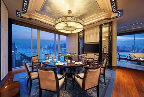 2 restaurants, breakfast, lunch, dinner served; international cuisine