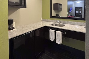 Desk, blackout curtains, iron/ironing board, free WiFi - Rodeway Inn (Dilley)