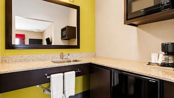 Une salle de bain moderne avec un lavabo, un miroir et des toilettes noires.