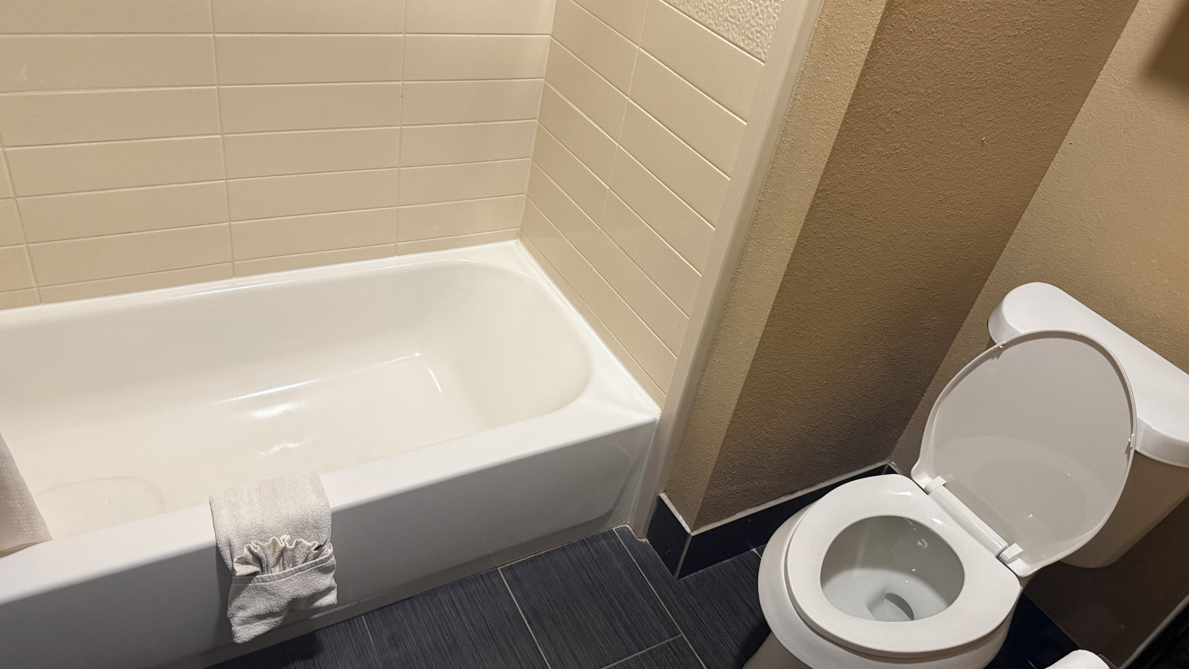 Tina con regadera, amenidades de baño gratuitas, secadora de cabello 