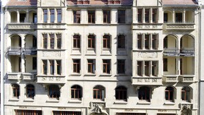 Il s’agit d’un bâtiment historique à étages, doté de grandes fenêtres et de balcons. Son style architectural est traditionnel et se caractérise par des détails décoratifs élaborés.
