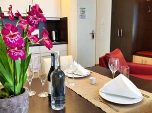 Apartment, 1 Bedroom | In-room dining - Apartmenthotel Quartier M (Leipzig)