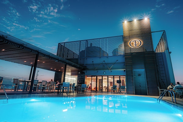 2 bars/lounges, sports bar