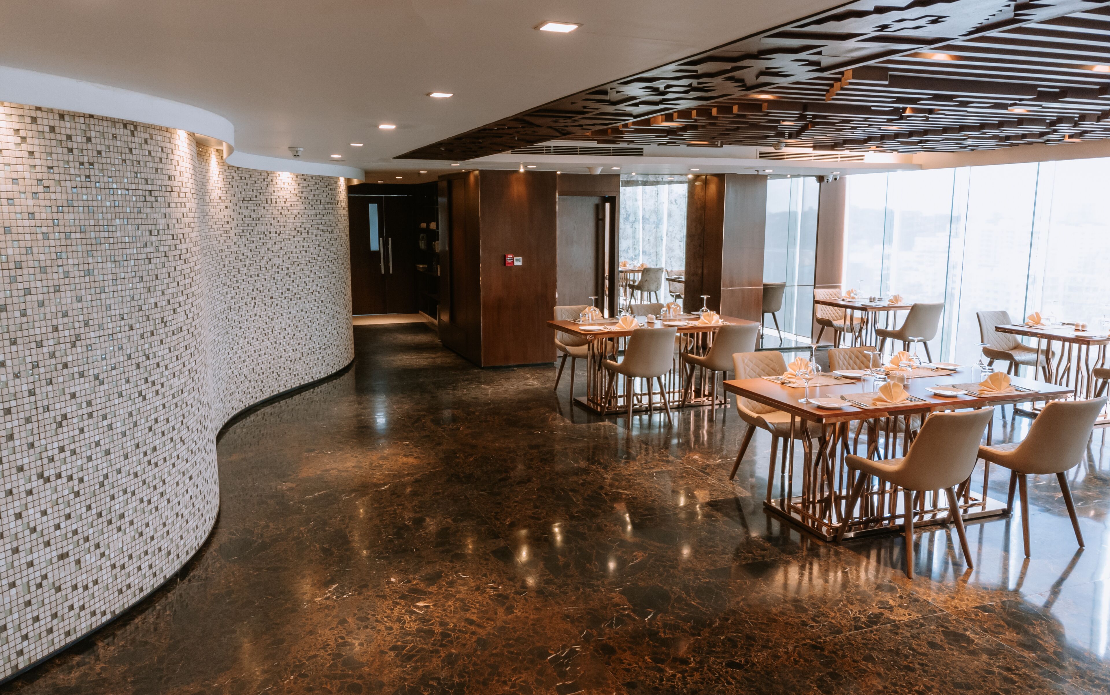 2 restaurants, breakfast served