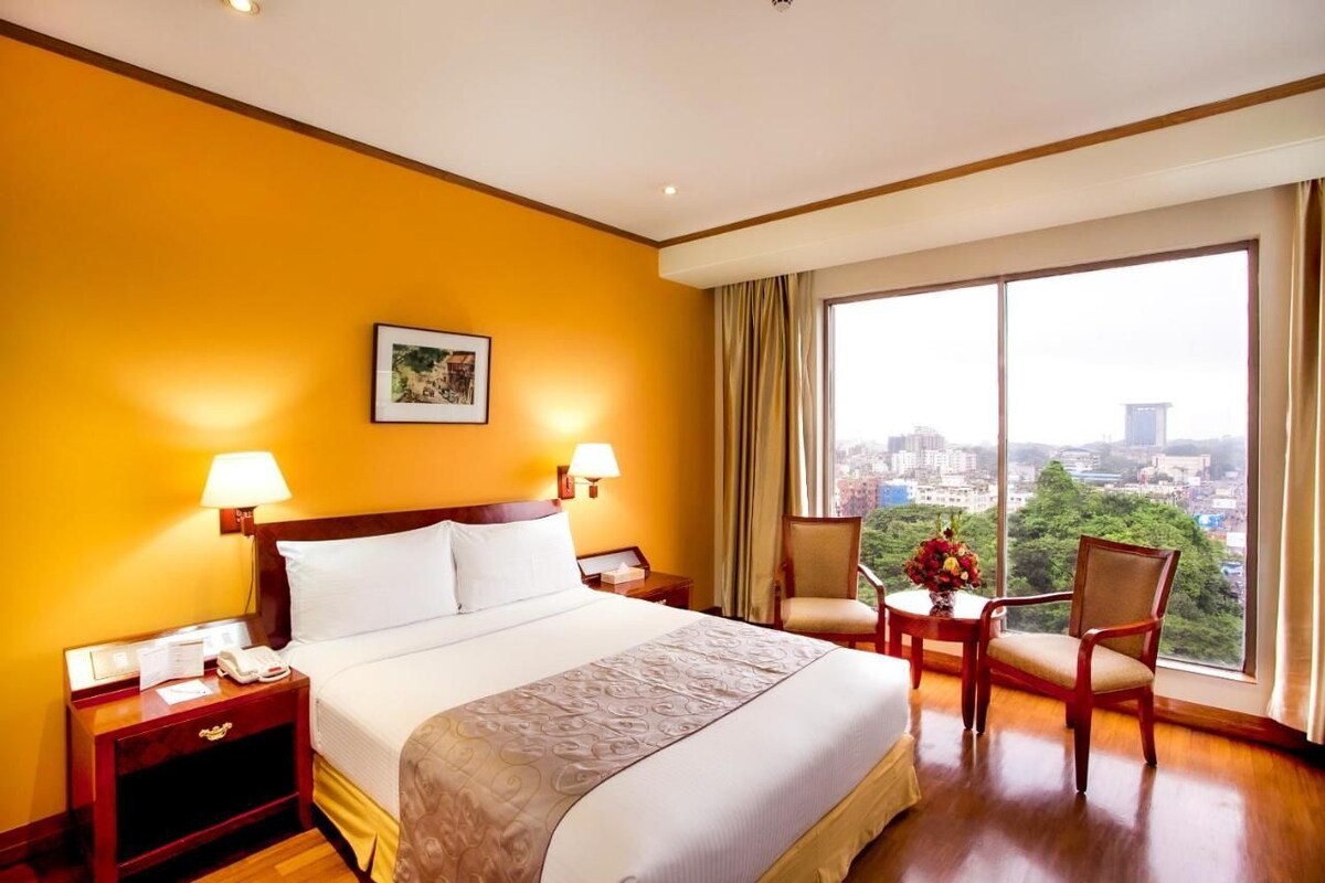 Egyptian cotton sheets, premium bedding, down comforters, minibar
