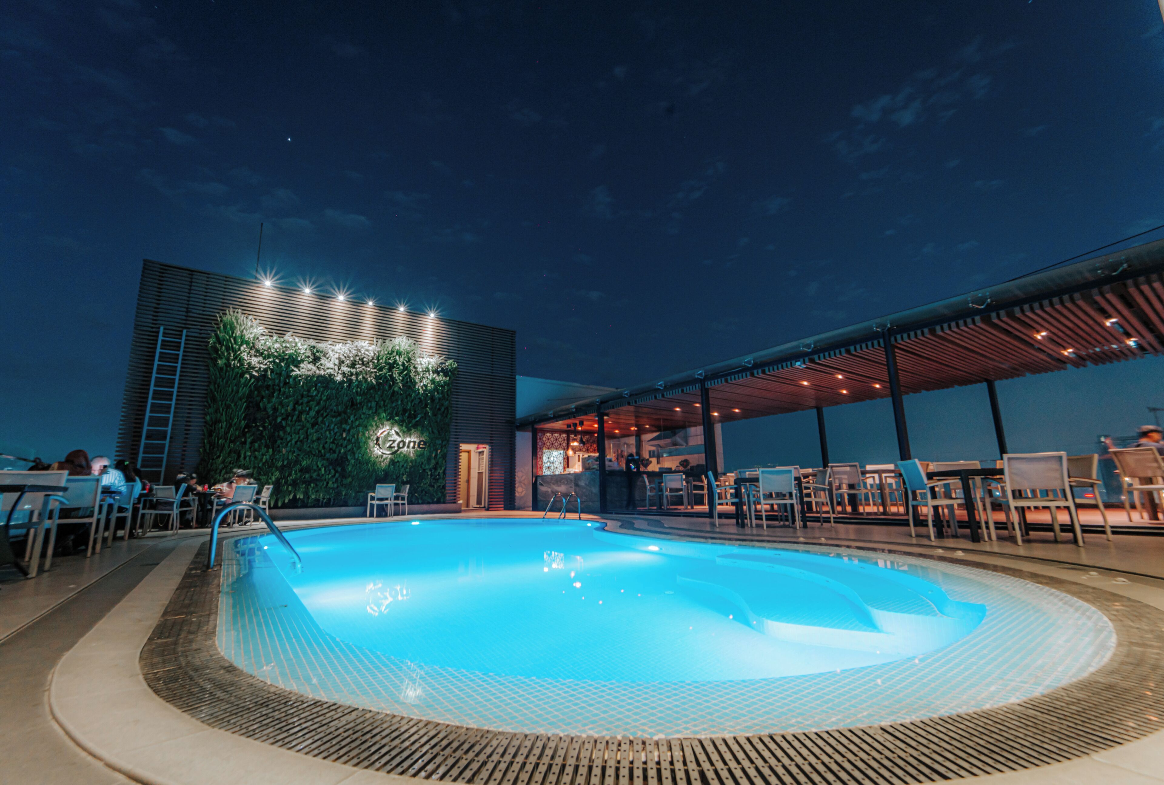 2 bars/lounges, sports bar