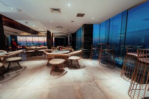 2 间酒吧/酒廊、运动酒吧