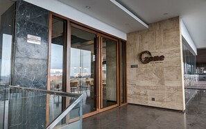 2 Bars/Lounges, Sportbar