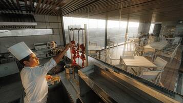 2 nhà hàng, phục vụ bữa sáng