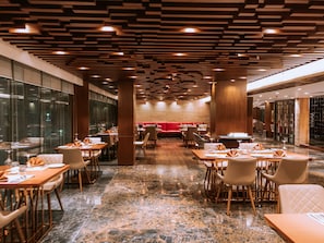 2 restaurants, breakfast served