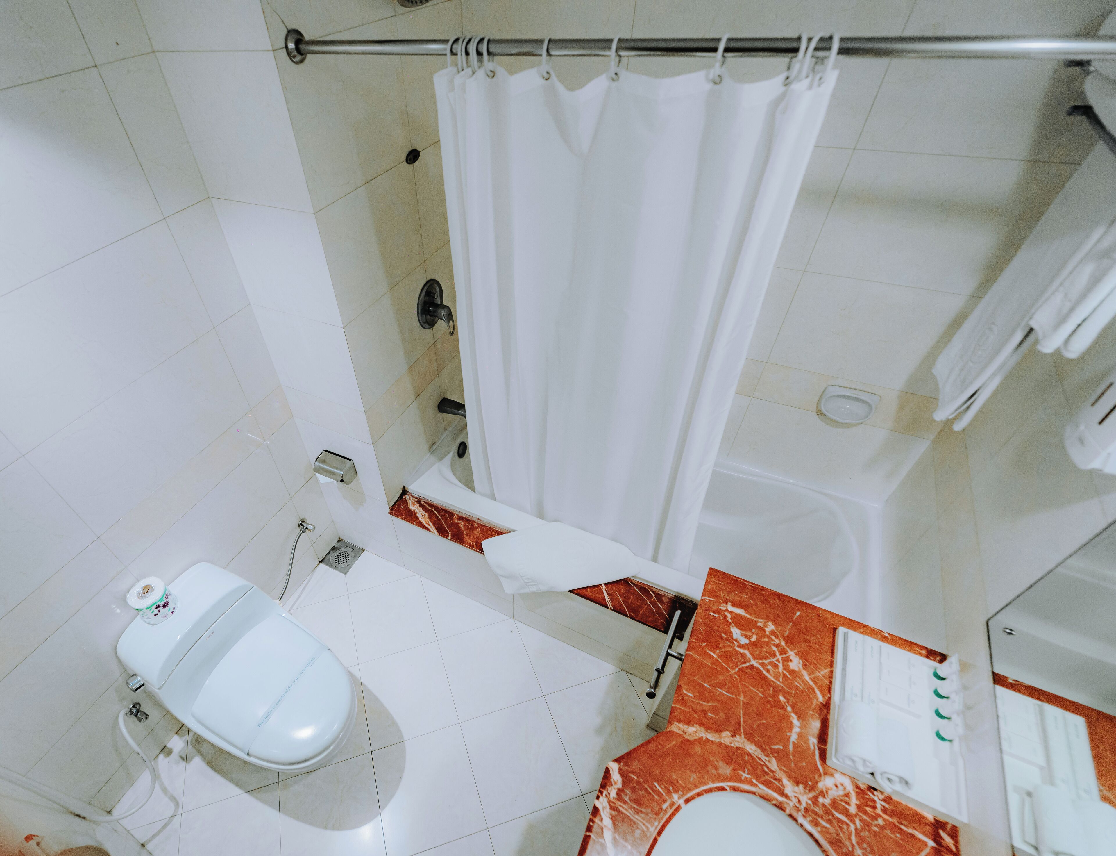 combined shower/bathtub, rainfall showerhead, free toiletries