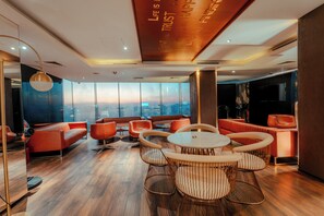 2 间酒吧/酒廊、运动酒吧