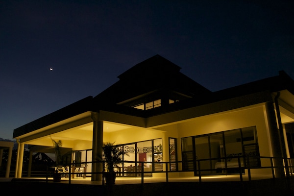 Konaklama yerinin ön cephesi - akşam/gece