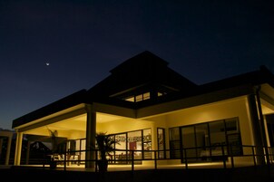 Fachada de la propiedad por la tarde o noche