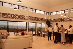 4 habitaciones, muebles diferentes y tabla de planchar con plancha 