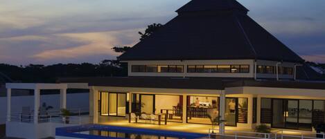 Boendets fasad - kväll/natt