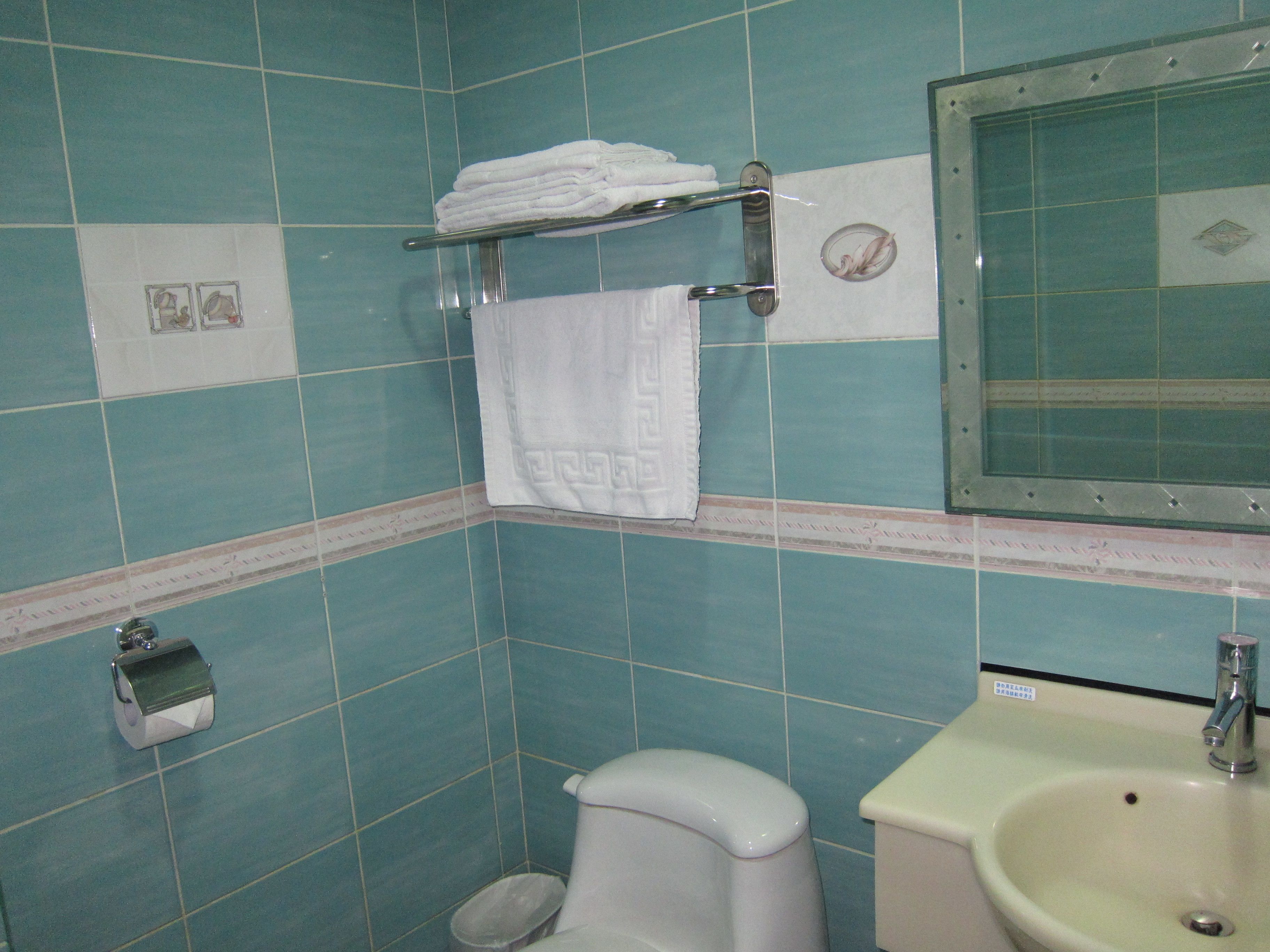 twin room | bathroom | shower, rainfall showerhead, free toiletries, hair dryer