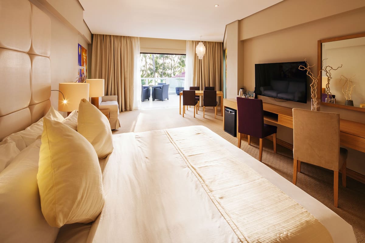 Executive suite | Lakens van Egyptisch katoen, pillowtop-bedden, een minibar