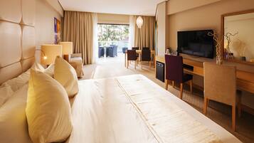 Executive Suite | Egyptian cotton sheets, pillowtop beds, minibar, in-room safe