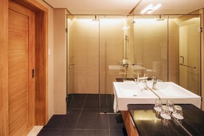 Standard Deluxe | Badezimmer | Kostenlose Toilettenartikel, Haartrockner, Bademäntel, Hausschuhe