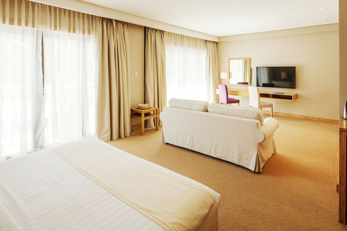 junior suite | egyptian cotton sheets, pillow-top beds, minibar, in-room safe