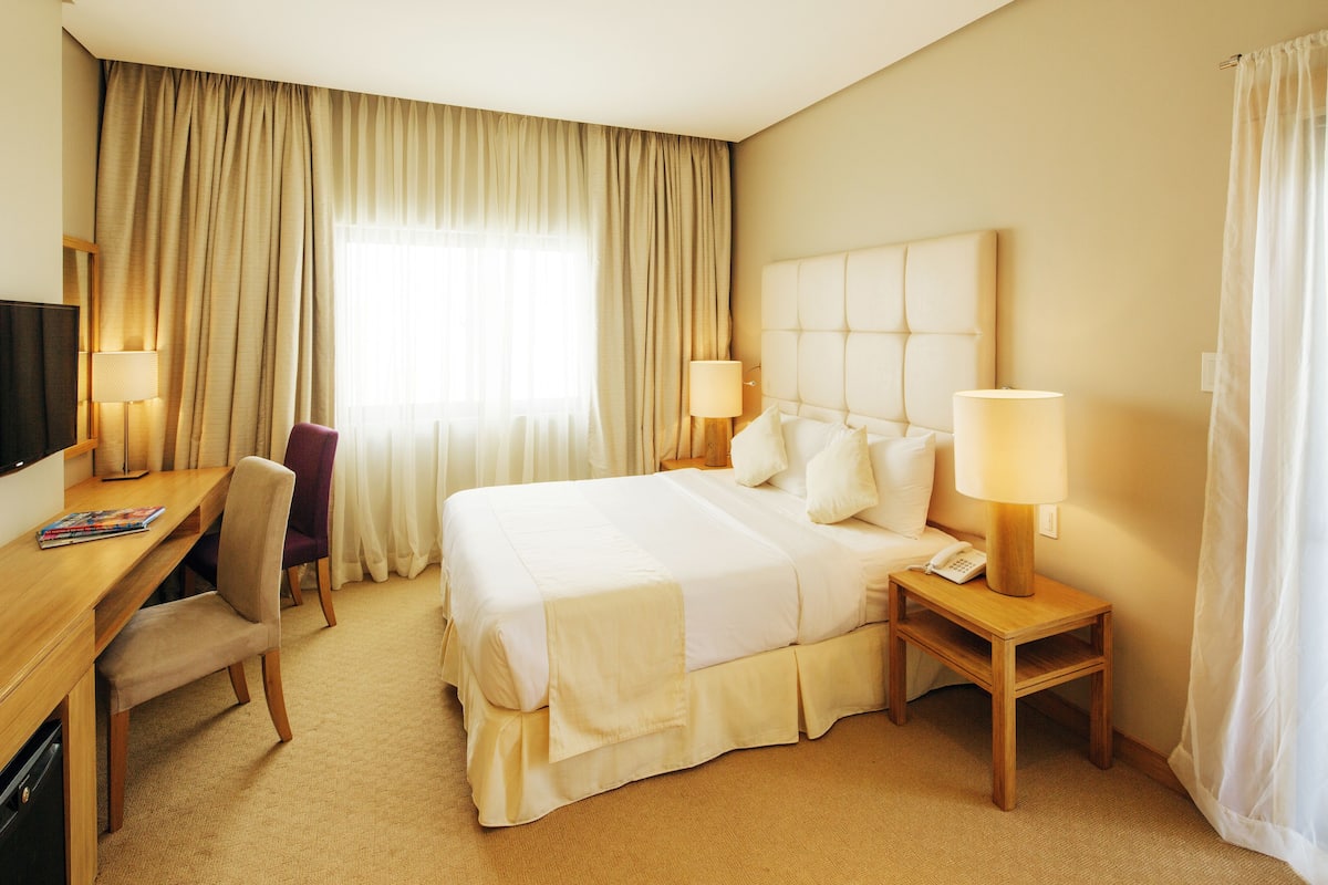 Lakens van Egyptisch katoen, pillowtop-bedden, een minibar