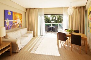 이그제큐티브 스위트 | 거실 공간 | 디지털 채널 시청이 가능한 40인치 LCD TV, TV, iPod 도킹 스테이션