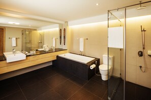 Family Suite | Baño | Amenidades de baño gratuitas, secadora de cabello, batas, pantuflas