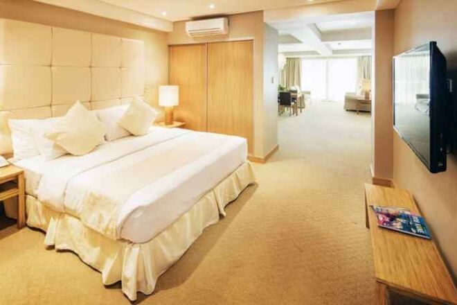 Lakens van Egyptisch katoen, pillowtop-bedden, een minibar