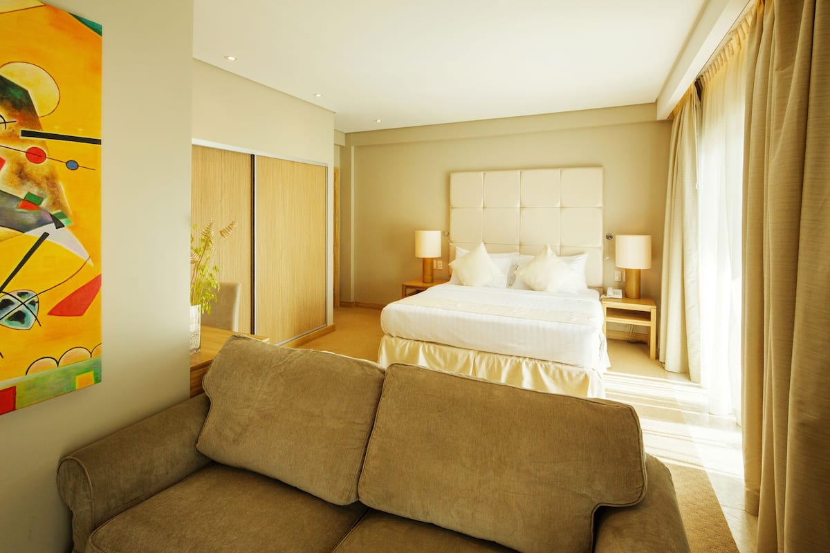 Junior suite | Lakens van Egyptisch katoen, pillowtop-bedden, een minibar
