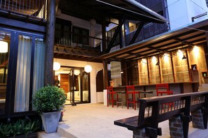 Exterior - Kampaeng Ngam Hotel - Steps to Night Bazaar & Old City (Chiang Mai)