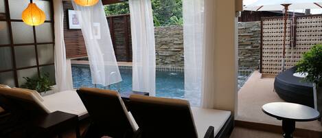 Piscina a l'aire lliure, para-sols i gandules