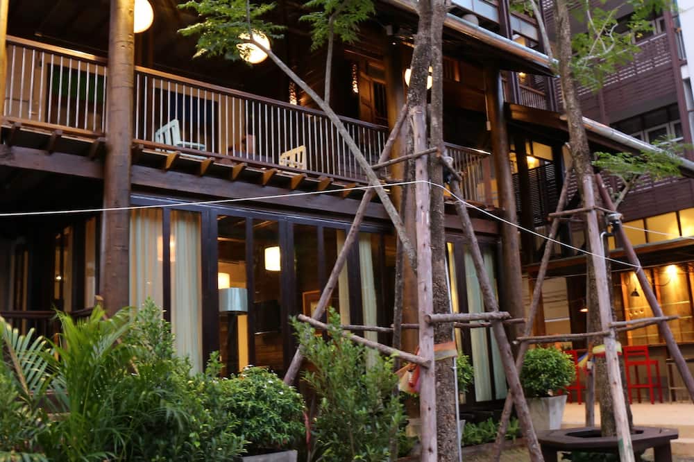 Kampaeng Ngam Hotel - Steps to Night Bazaar & Old City