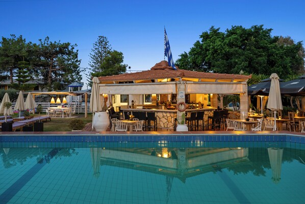 Piscine extérieure (ouverte en saison), parasols de plage